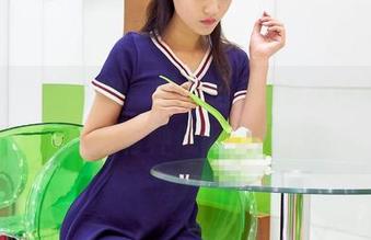就我一个人觉得，爱丝这张HD灰色玻璃丝图片里有种低调的撩吗？