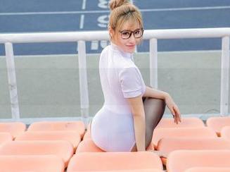 爱丝的美图真不一般，长腿女警走入你的视野，希望别在路上被抓！