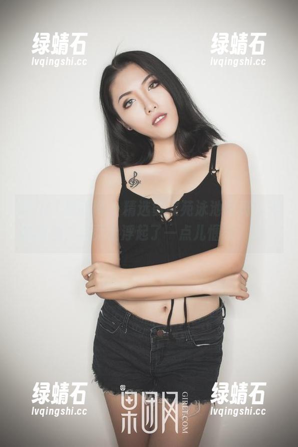 GIRLT果团网 - 精选黄歆苑泳池写真，光影摇曳，水面上浮起了一点儿惬意，哇！