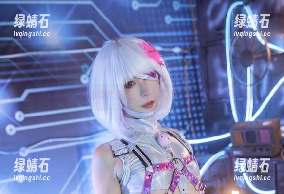 Quan冉有点饿的新作来临，最新写真里桃子的诱惑爆表！