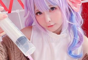 SayoMomo的礼服，原图色调让我想起了小时候涂画的玩具，那种淡淡的童趣。