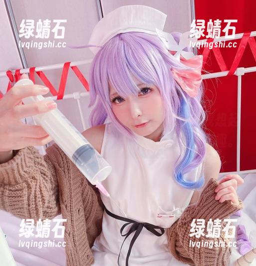 SayoMomo的礼服，原图色调让我想起了小时候涂画的玩具，那种淡淡的童趣。