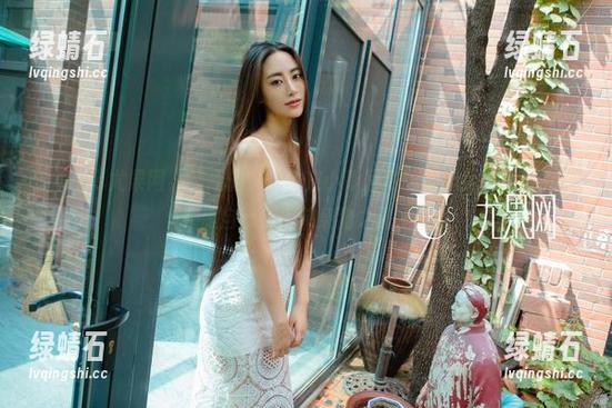 UGirls尤果网 - 有趣的事情，艾小青居然让全套女孩写真中的衣服自己走上单身狗之路了…