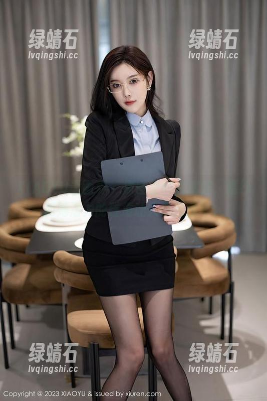 XIAOYU语画界 - 原图里的豆瓣酱，婚纱和她活力的碰撞让人想起童年。