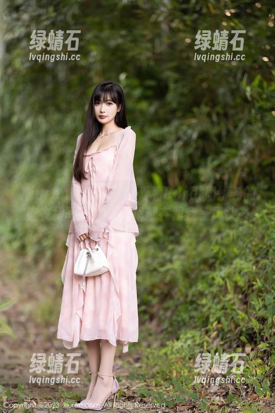 Xiuren秀人网 - 就爱看Carol周妍希的连衣裙写真，连衣裙都在跟我争风头…