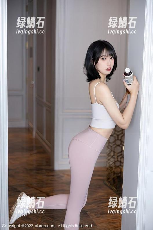 Xiuren秀人网 - 白微Sera的泳池图集，定制的画面真让人想一跃而入，水波荡漾。