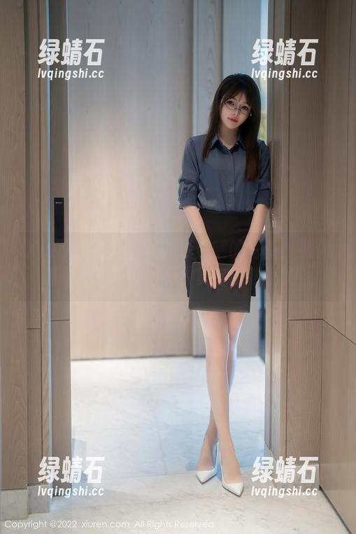 Xiuren秀人网 - 龙泽美曦的写真：看似随意的女孩，却有种莫名的吸引力。