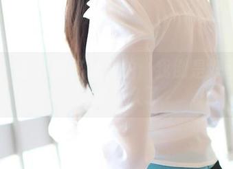 rosi – 恋恋的棉袜私拍：我倒是好奇这袜子穿多久了