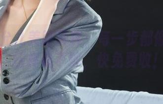 丽柜 – 允儿美脚写真：每一步都像在挑逗，压根看不够，快免费收！