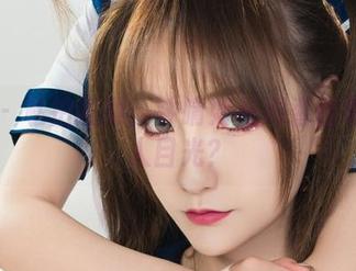 丽柜 – 私拍趣闻：钟晴如何用香丝吸引路人目光？