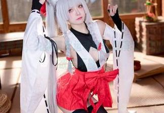 白子身上的体操服，九柒喵把运动的气息演绎得如此诡异，让人欲罢不能。
