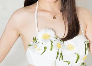 克拉女神 – 来一组佳莹的红润足底套图分享，真想一句“把你的双脚给我”！