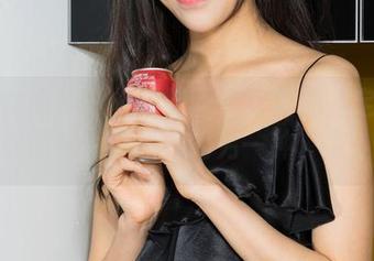 克拉女神 – 从机场到画框：薇薇的定制空姐图片，飞机外的另一种“飞”
