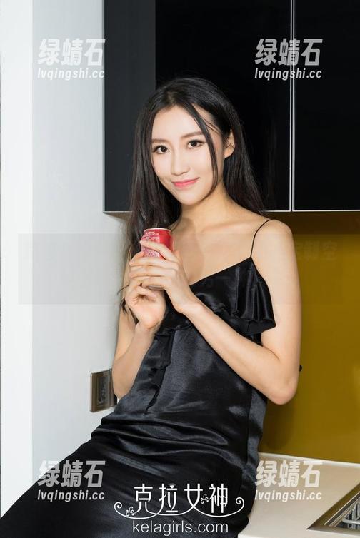 克拉女神 - 从机场到画框：薇薇的定制空姐图片，飞机外的另一种“飞”