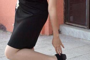 初夏女神 – 高清去看安妮的秋冬校服，照片里的她仿佛在诉说校舍内的甜蜜时光。
