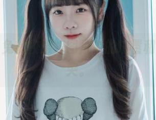 可可小白兔的校服，图片中的喧嚣和宁静的冲突。