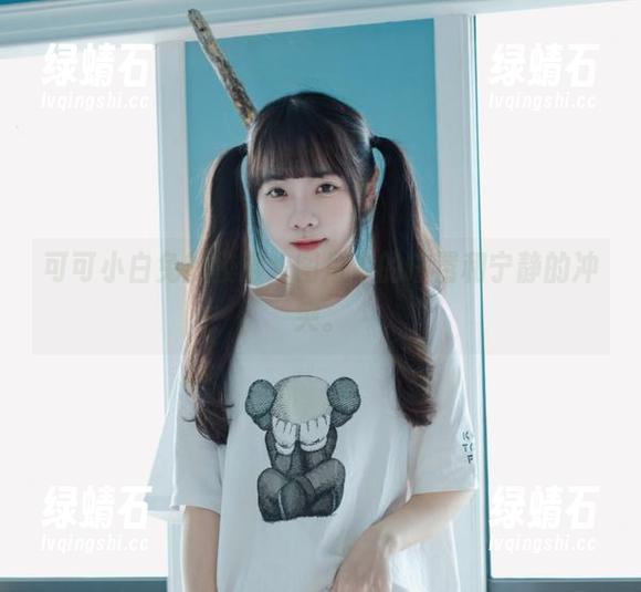 可可小白兔的校服，图片中的喧嚣和宁静的冲突。