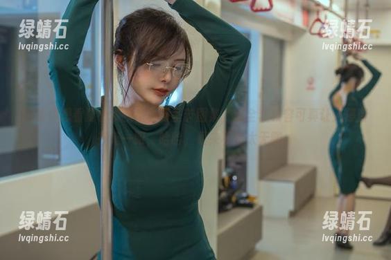 如果你想看夏小秋秋秋的万圣节图集，这全套妆容可真让人停留在第一眼，哈哈，看来不会太无聊。