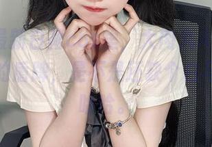 在这份最新白裙cos里，大肉丸Amiee恍如春天的盾牌，是不是还缺个白马王子？哈哈。