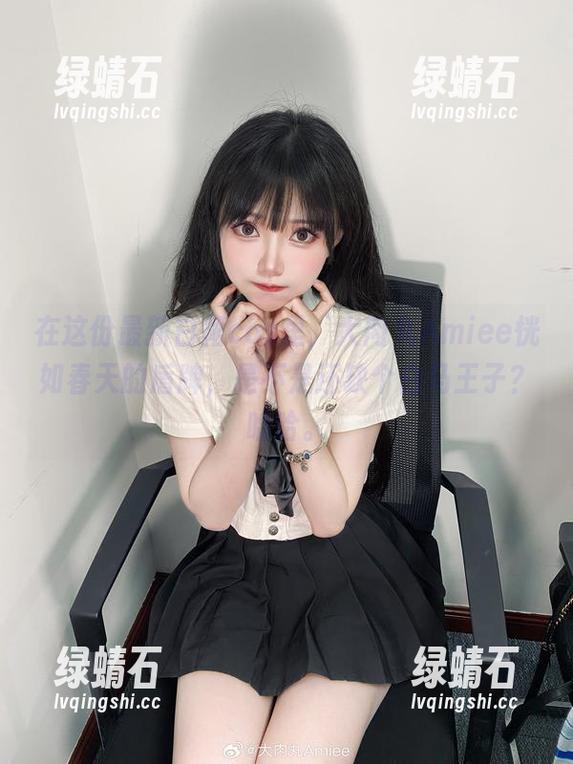 在这份最新白裙cos里，大肉丸Amiee恍如春天的盾牌，是不是还缺个白马王子？哈哈。