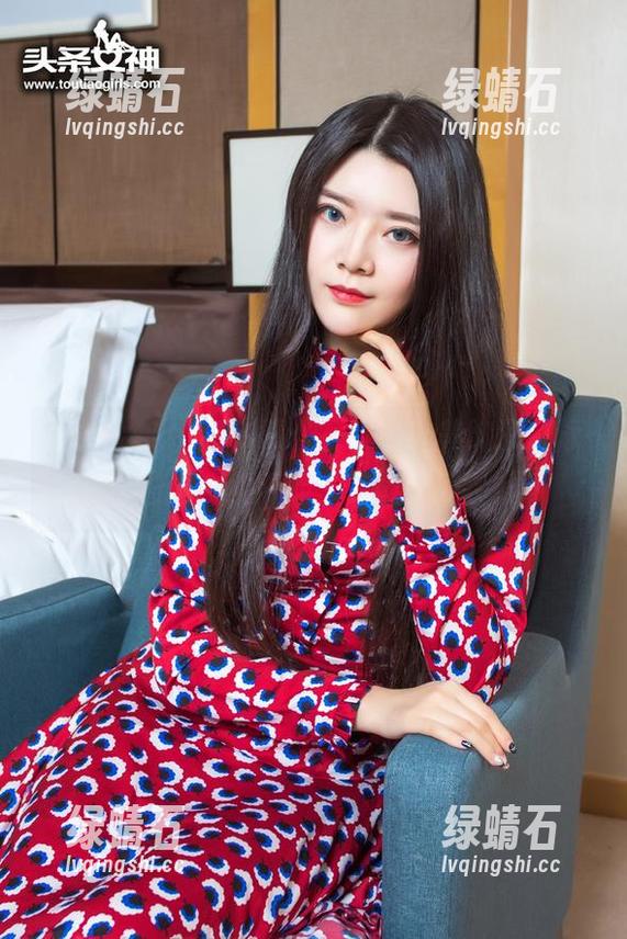 头条女神 - 总有那么一瞬，让美纳子在泳池套图里凌空而起，你能猜到了吗？