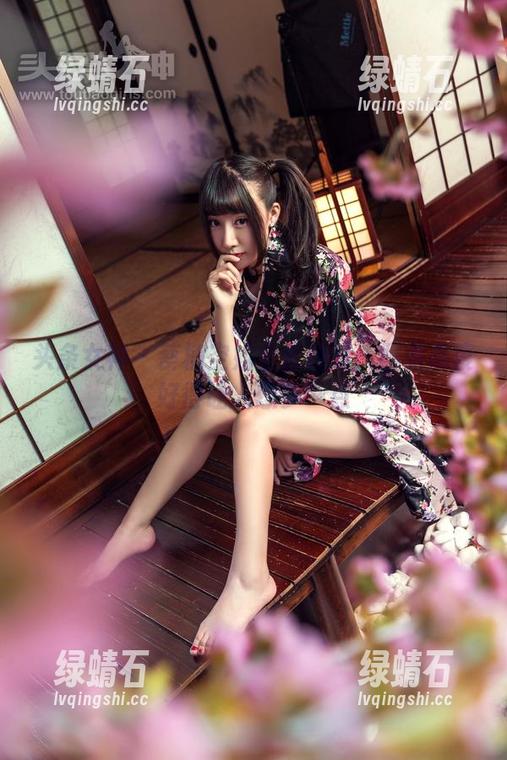 头条女神 - 蔡楠空姐全套图集：服务态度好得让人想多一点