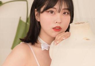 最新图集中，宋哈娜(송하나)的自拍就像在跟颜值较劲。