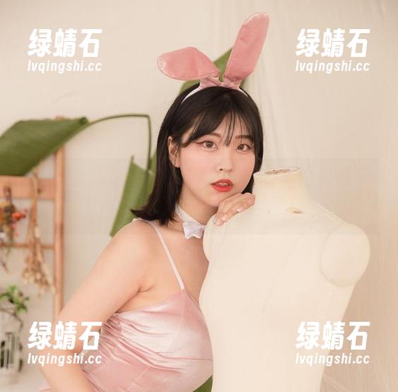 最新图集中，宋哈娜(송하나)的自拍就像在跟颜值较劲。