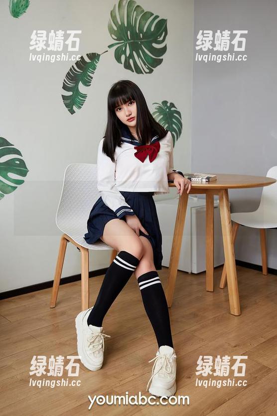 尤蜜荟 - 合法萝莉的黑丝作品集，听说每一帧都可以当壁纸，哈哈！