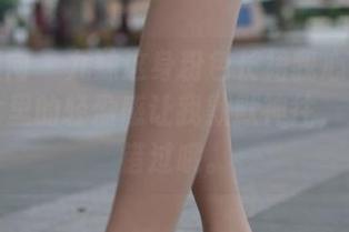 异思趣向 – 九妹这身粉色长裙我心仪已久，照片里的轻盈感让我默默神往，资源别错过哦。
