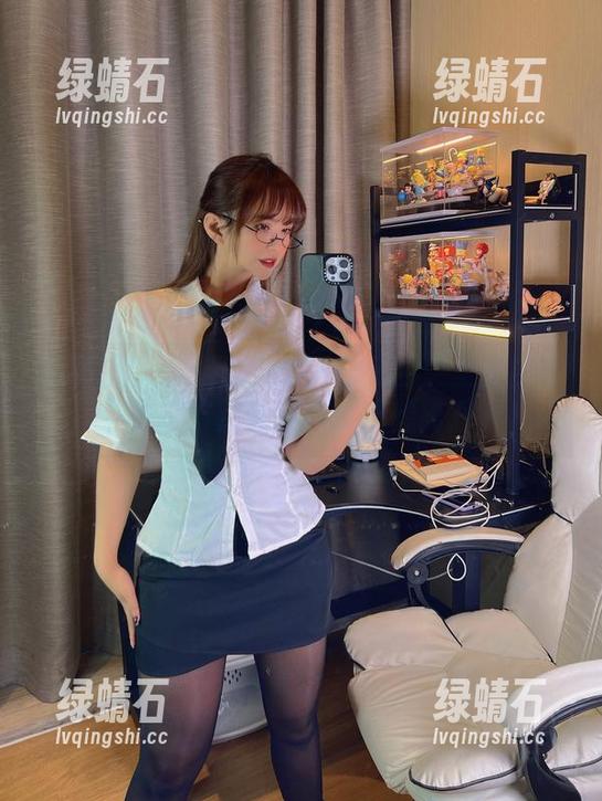 微密圈 - 图包速递！张思允舌尖上的白吊带袜，有点迷离但又不想离开。