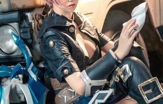 是你的阿薰呀制服cos，重点不是衣服，而是她那个“别碰我”的眼神，哈哈！