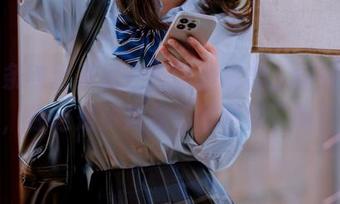 她的条纹比基尼在美图里跳舞，樱井宁宁，你这是要把我们都晒黑了嘛？