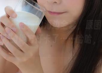 波萝社 – 王语纯的海边全套，原图看起来好像在别的地方打卡了……哈哈，真带感。