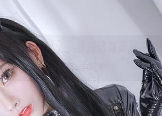 写真作品中的清颜颜子，看到这对美足，心中不禁想speculate…