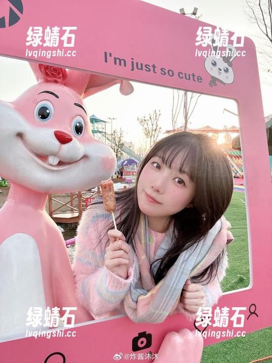 炸酱沐沐的修女时刻：私拍也能传递点儿神秘感吧。