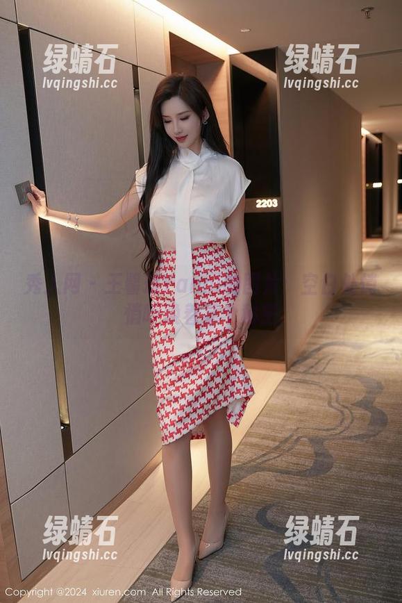秀人网 - 王馨瑶Yanni的图片：空白处悄悄呼唤着某个秘密
