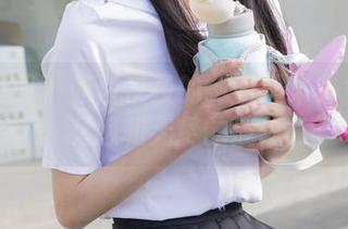 稚乖画册 – 赤西夜夜的制服图集：免费的诱惑和无尽的遐想