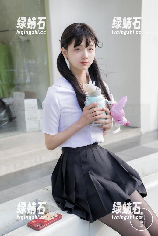 稚乖画册 - 赤西夜夜的制服图集：免费的诱惑和无尽的遐想