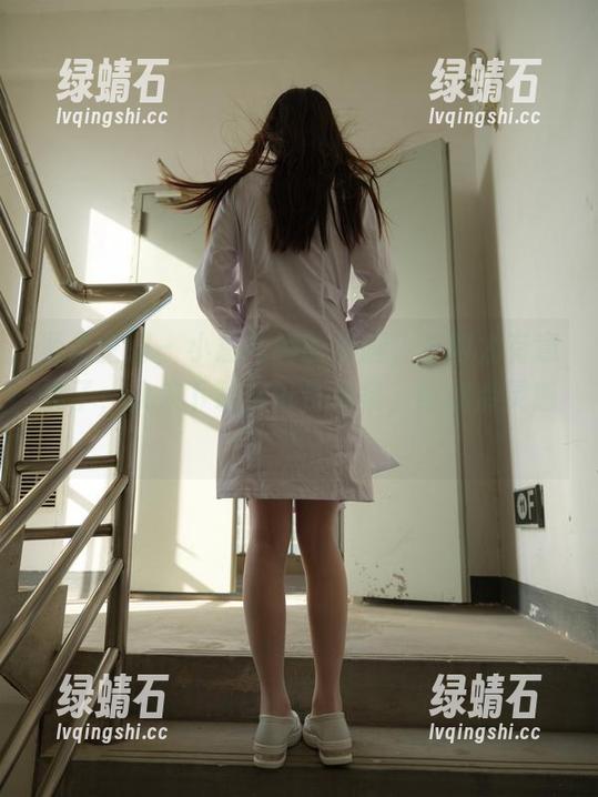 紧急企划 - 小恩与她的长腿，长得太有意思了，快来下载这份作品集，给你点灵感！