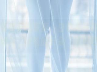 这组翎柒菜菜的写真，白色流云其实可以理解为‘随性的云朵’图包吧？