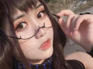 在泳池边探寻芊川一笑MNK的神秘原图