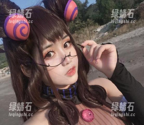 在泳池边探寻芊川一笑MNK的神秘原图
