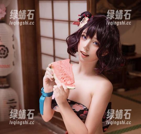 这泳装是要变成海里的女神吗？菌烨tako分享阿妮斯的cos，我的心已经“水化”了。