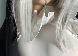 微密圈 – 观看这葱油饼er的红蓝氛围光，脑子被光线闪得懵了，像是蒙着眼睛的哈哈镜。