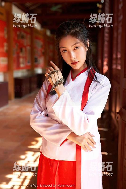 蜜桃社 - 图册里发现了真希的眼镜：一秒钟变身时尚达人？