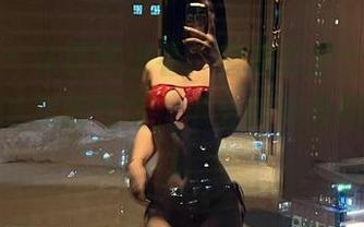 微密圈 – 从原图来看，詹詹在护士服下流露出来的那股气场，满分的好奇和模糊感！