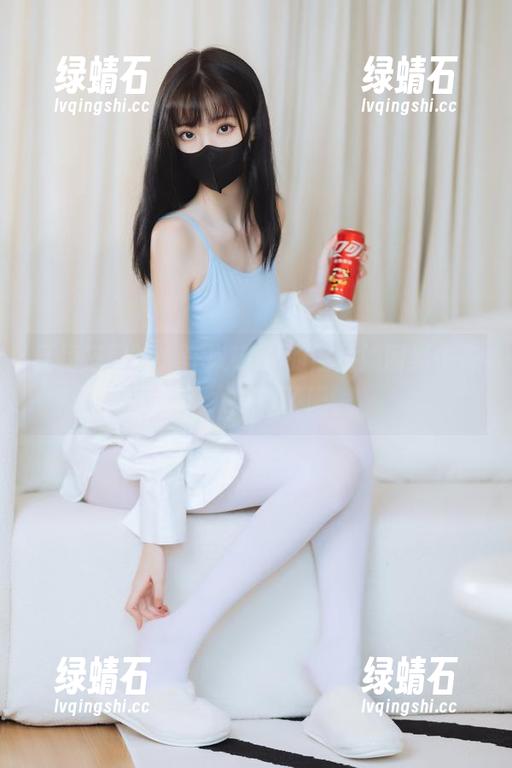 红裙搭网袜，许岚LAN的照片如同梦中奇遇，太奇特了吧。