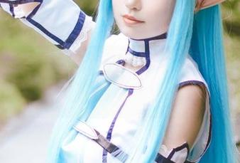 这组写真里的这个泡泡就是逊啦和她的礼服，像是在演绎一场迷惑剧。