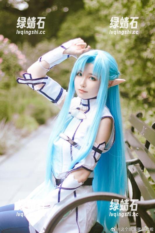 这组写真里的这个泡泡就是逊啦和她的礼服，像是在演绎一场迷惑剧。